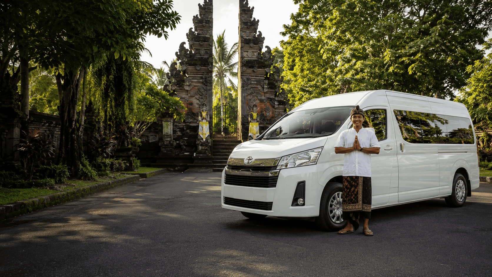 Private Bali tour driver at Ulun Danu Beratan temple